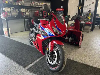 - 2026 Honda® CBR650R E-Clutch ABS - The Evolution of Shifting Honda’s E-Clutch system - Honda Selec...