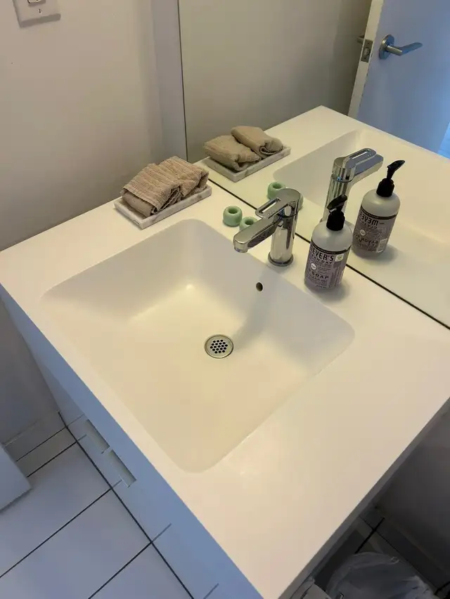 Fully furnished high-floor one-bedroom condo for monthly rent in Ontario in Canada - Image 5