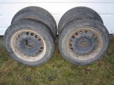 pneus d,hivers 205/60r16 monté sur roues bolt pattern 5x110 usure deux a 7.32 un a 8.32 un a 6.32 pr...