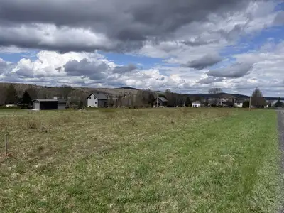 Grand Lac St-François, Lambton, Estrie. Superbe terrain prêt à bâtir de 18 756 pi.ca., 127 X 146 pi....