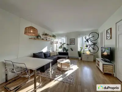 Superbe condo indivise situé au dernier étage, dans le quartier recherché de Saint-Jean-Baptiste, à...