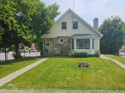 1Bd/1Bth 2nd Flr Apt with Parking/AC/Lndry