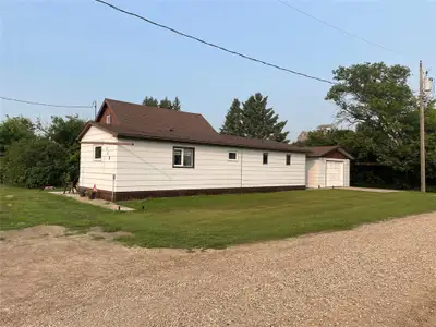 R32//Oakburn/Welcome to peaceful Oakburn, MB a quiet farming community with essential shopping and a...
