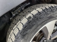 This Jeep Cherokee delivers a Regular Unleaded V-6 3.2 L/198 engine powering this Automatic transmis... (image 9)