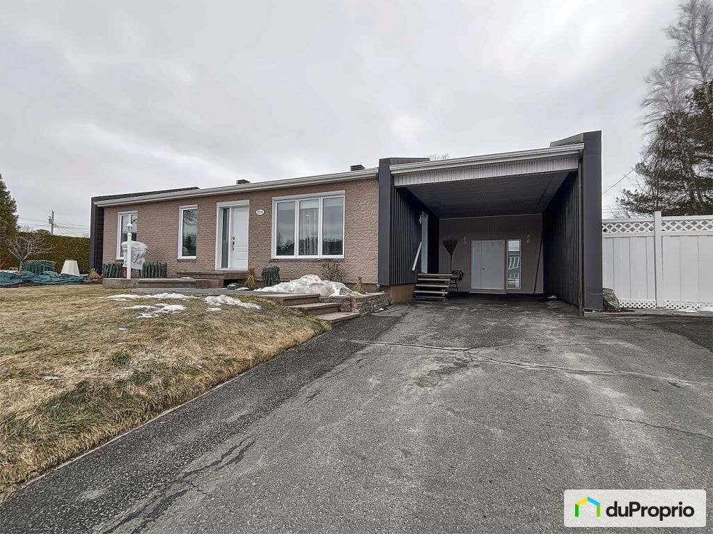 $290,000 - Bungalow for sale in Black Lake — photo 1