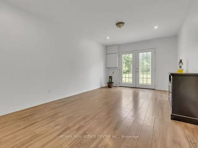 Nicely laid out 4+1 bedroom semi-detached bungalow in Houses for Sale in Oakville / Halton Region - Image 9
