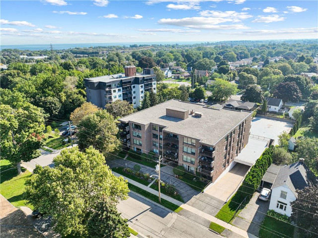 BEAUTIFUL PENTHOUSE CONDO! in Houses for Sale in Hamilton