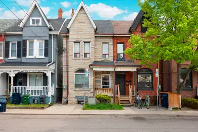 Tasteful Renovation! Bright and Spacious One Bedroom Upper Apartment in the Bloor/Ossington Area! Wi...