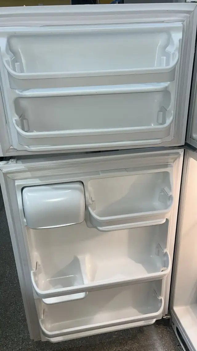 Frigidaire 28” Refrigerator Fully Tested  30-Day Warranty in Refrigerators in Kitchener / Waterloo - Image 7