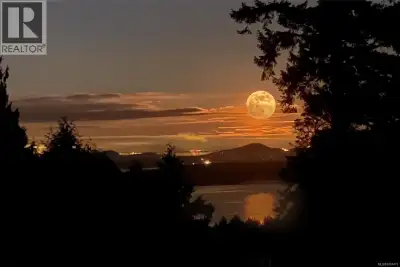 ''Sitting on top of the world!” A very special and private 6.97 acres with gorgeous ocean, lake, mou...