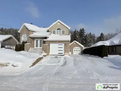 Magnifique maison ayant été presque entièrement rénovée au cours des 5 dernières années. Elle possèd...