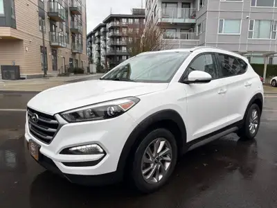 This 2017 Hyundai Tucson is a sleek and reliable SUV that's ready for your next adventure! With its...