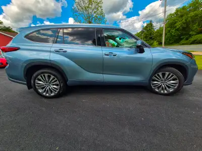 Selling a MINT, 1-owner 2021 Toyota Highlander Platinum AWD with ~82,200 kms. This SUV is fully load...