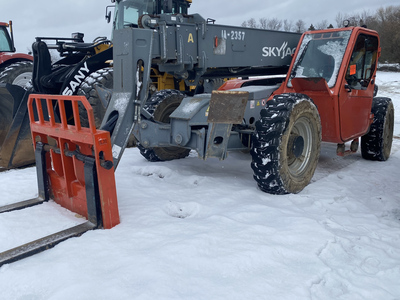 10,000 lbs capacity, 56' height, 32,710 lbs operating weight, HVAC cab, auxiliary hydraulics, Pallet...