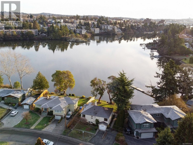 304 Uganda Ave Esquimalt, British Columbia in Houses for Sale in Victoria - Image 3