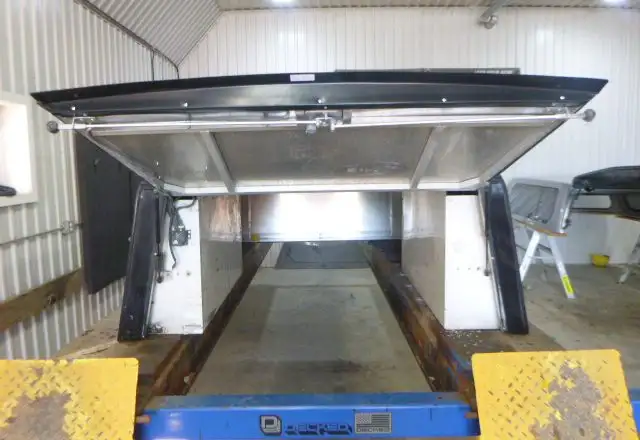 2014 - 2018 GMC Sierra or Chevrolet Silverado 8' Black ARE Cap in Other Parts & Accessories in Kitchener / Waterloo - Image 4