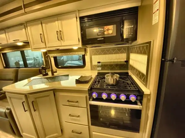 2025 Thor Motor Coach Hurricane 34R in RVs & Motorhomes in Bedford - Image 30