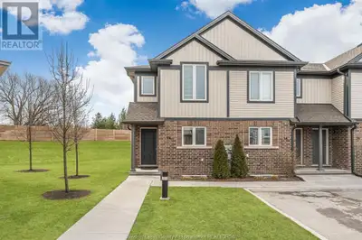 Welcome to a wonderful corner unit with 3+1bedrooms and 2.5bathroom home. A Spacious kitchen with ap...