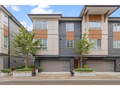 This rare extra-wide corner unit at Windsor by Zenterra offers 1400 sq ft, 3 bdrms, 3 bthrms, & a sp...