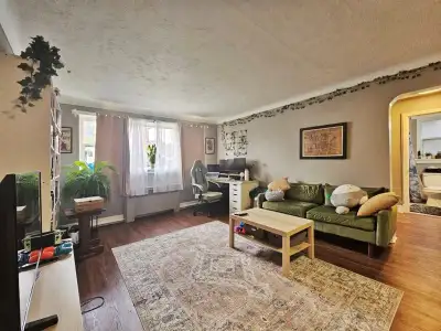 725 Melbourne Ave, Unit 1, Ottawa, ON, K2A 1X4**1 Bedroom Apartment/Highland Park Area/Off of Carlin...