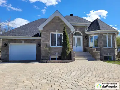 Aubaine prix réduit pour vente rapide 45 min de Montréal!! Maison de prestige avec tourelle à Rawdon...