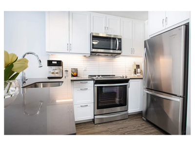 Building Features JINGLE & MINGLE OPEN HOUSE: Friday, December 19 | 1-4pm Welcome to 77 Parkwoods Vi...