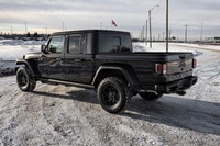 This Jeep Gladiator has a dependable Regular Unleaded V-6 3.6 L/220 engine powering this Automatic t... (image 1)