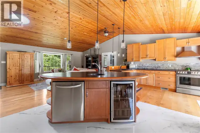 777 Salsbury Rd Courtenay, British Columbia in Houses for Sale in Comox / Courtenay / Cumberland - Image 8