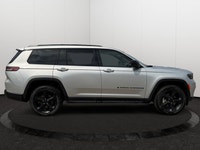 If you want a luxurious, full-sized family hauler that seamlessly bridges the gap between upscale co... (image 5)