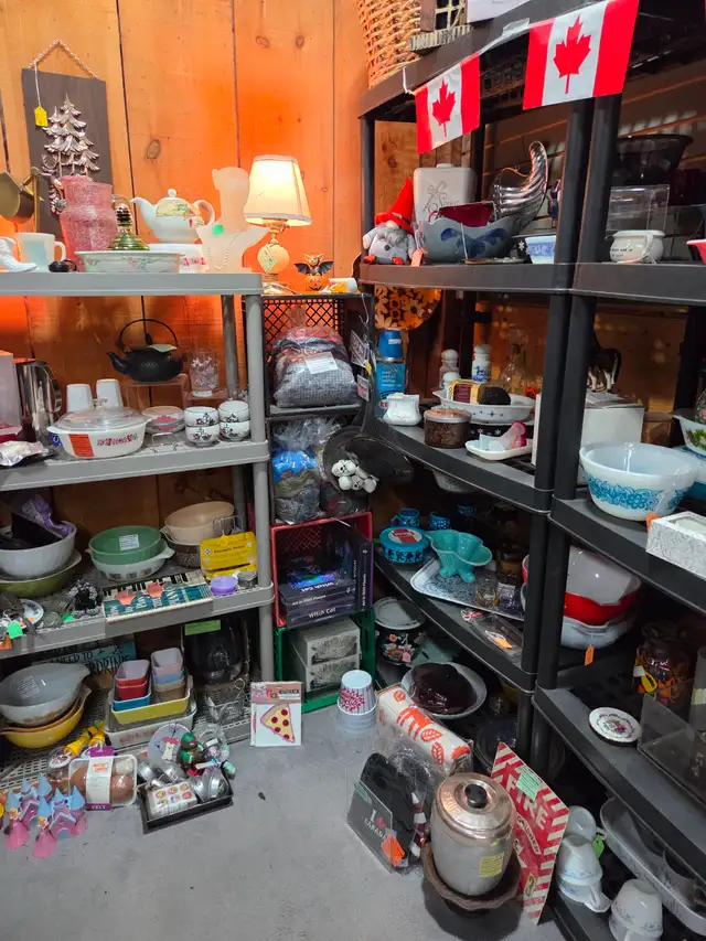 Open today Monday mixed vendor vintage market in Events in St. Catharines - Image 9