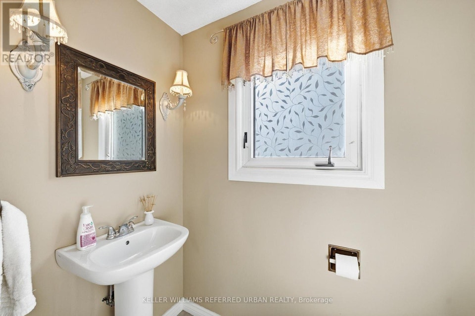 569 Masson Street Oshawa (O'Neill), Ontario, photo 14 of 40