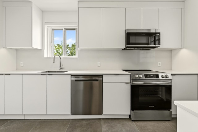 4585 Av. Dupuis — photo 1