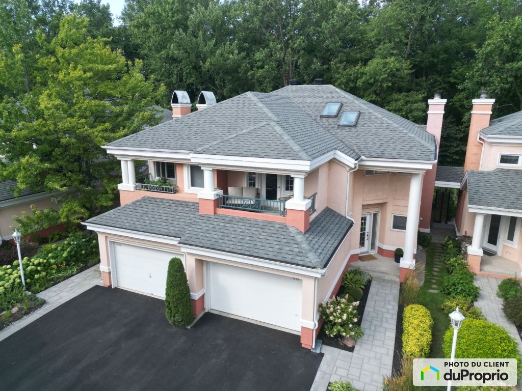 $875,000 - Townhouse for sale in Longueuil (Vieux-Longueuil) — photo 1