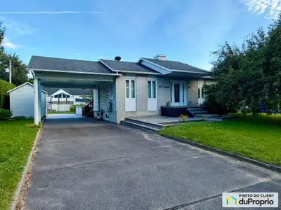 Maison construite en 1990, située dans une rue tranquille et résidentielle, à proximité de l'autorou...