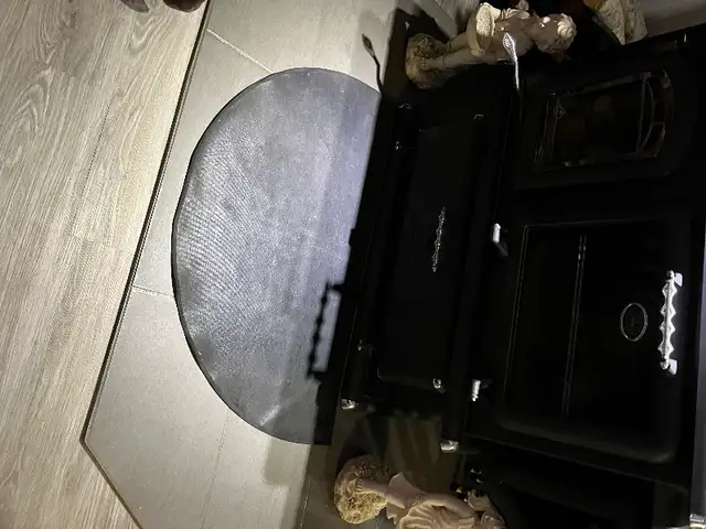 Tapis a l'épreuve du feu pour poêle au bois . in Fireplace & Firewood in Thetford Mines - Image 2