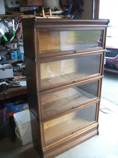 100 plus yr old oak 6 piece 4 section stacking book case made in Stratford Ontario in good condition...