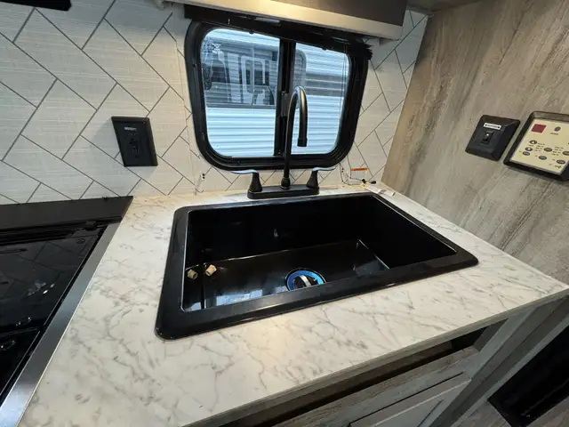 2026 ,Sun Lite,Sunset Park RV 25DB LTD in Travel Trailers & Campers in Kamloops - Image 11