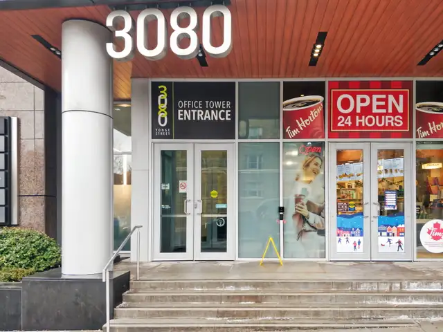 Office space for rent for 1 person in Yonge and Lawrence Toronto