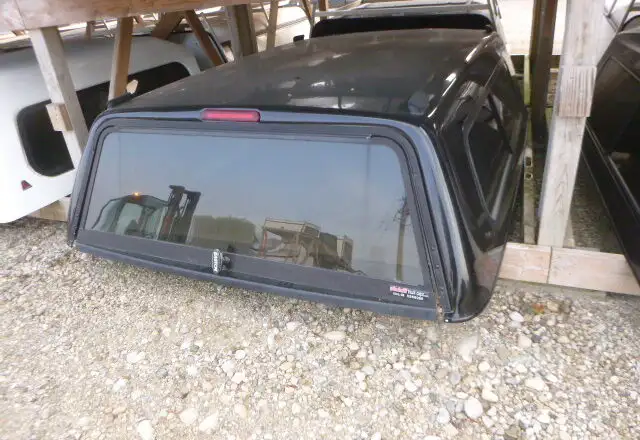 2014 - 2018 GMC Sierra or Chevrolet Silverado 6'5 Black Cap in Other Parts & Accessories in Kitchener / Waterloo - Image 4