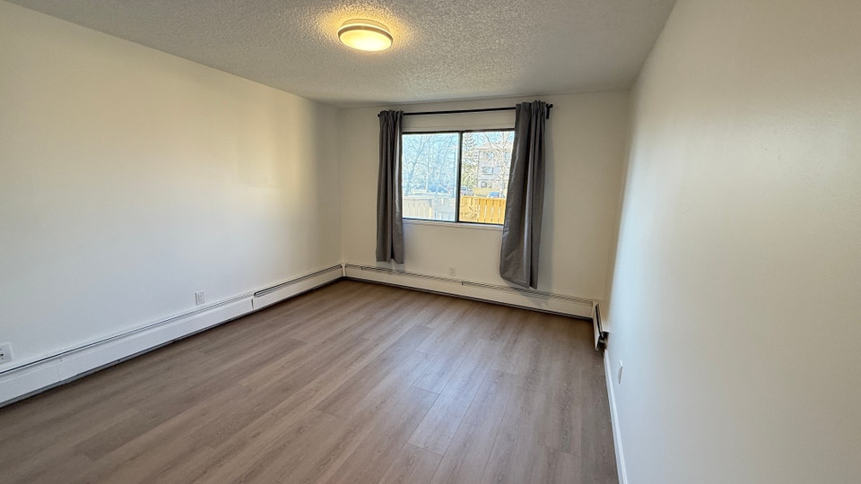 Modern 1 Bed 1 Bath - $1095/Mo with $300 Credit First 3 Months 3
