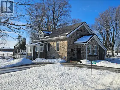 Why live in a typical home when you can live in an historical school house? Discover your country dr...