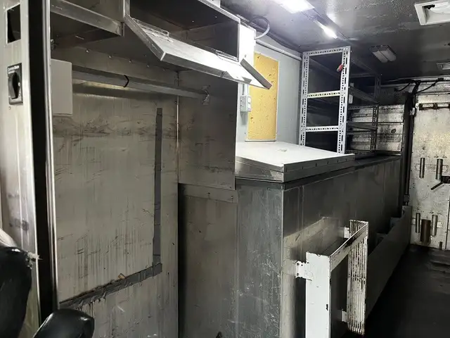 2005 Morgan Olson Workhorse 14 Foot Step Van with Shelving in Heavy Trucks in City of Montréal - Image 27