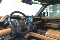 Land Rover Defender 110 P300 S 2025: - Extérieur métallisé noir SANTORINI avec intérieur en cuir CAR... (image 1)
