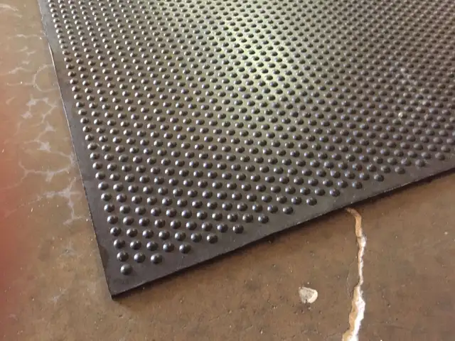 4 FT X 6 FT X 1/2 IN RUBBER FLOORING RUBBER MAT CONTAINER SHOP in Other in Saskatoon - Image 3