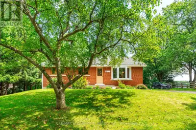 Discover country living just 10 minutes from Waterdown in this charming, well maintained 1,024 squar...