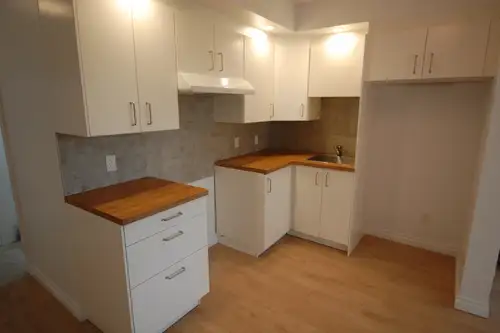 Petit 4 1/2 ,libre le 1er juillet 26 une chambre,salon, cuisine salle a dîner ou bureau .Intérieur r...