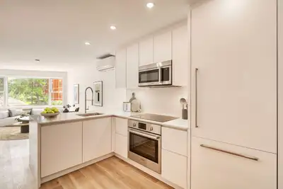 2 bedroom apartment + den near Westmount Square - ID 3852