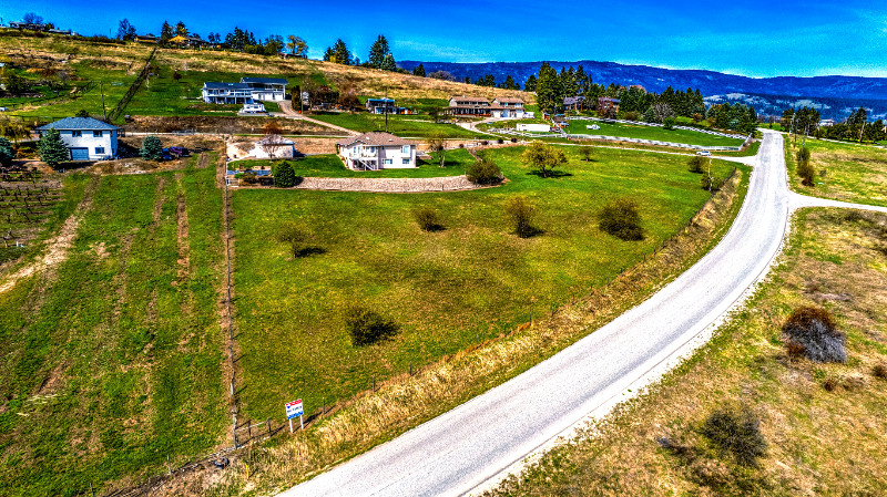 130 Overlook Place - Beautiful oasis perched above Swan Lake in Houses for Sale in Vernon