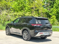 3.5L V6 Engine with 4x4 Drivetrain - Panoramic Sunroof for a Bright Interior - 360 Camera - Heated S... (image 6)