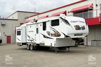 This 2011 Keystone Copper Canyon 314FWRL is a well-appointed fifth wheel measures in at 36 feet long...